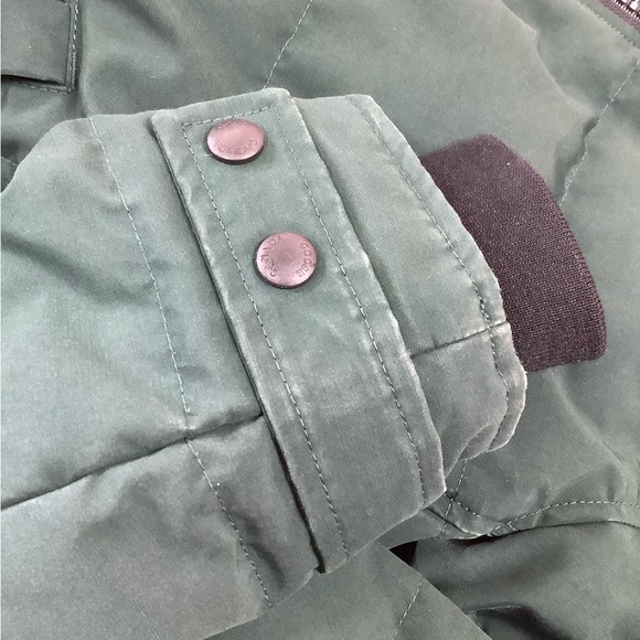 Canada Goose Coat Removable Coyote Fur - Picture 15 of 16